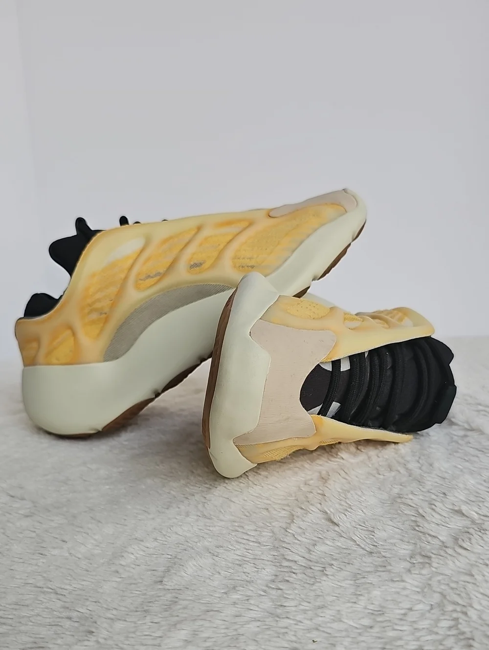 ​adidas Yeezy 700 V3 Mono Safflower HP5425 Men Size 6 Women 7